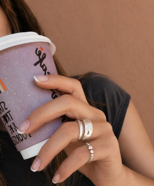 Χειροποίητα ασημένια δαχτυλίδια φορεμένα σε γυναικείο χέρι